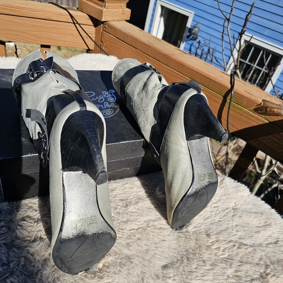 Naughty Monkey Forget Me Not 9.5 - Picture 4 of 6